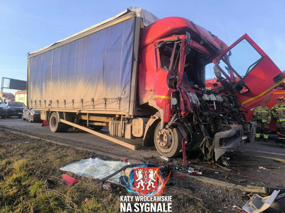 Zablokowana A4 po zderzeniu ciężarówek. Lądował śmigłowiec LPR - Wypadek ciężarówek na autostradzie A4