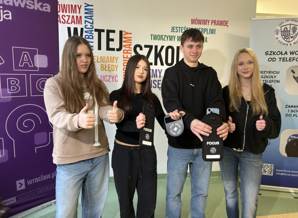 Szkoła wolna od telefonu. Program rusza we Wrocławiu - Uczniowie podczas akcji "Szkoła wolna od telefonu".