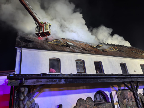 Poważny pożar pod Trzebnicą. Palił się kompleks restauracyjno-hotelowy [ZDJĘCIA] - 0