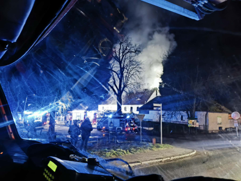 Poważny pożar pod Trzebnicą. Palił się kompleks restauracyjno-hotelowy [ZDJĘCIA] - 1