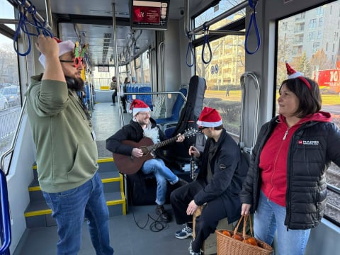 Kazul z Gwiazdami w tramwaju Radia Wrocław! Jechaliśmy z mandarynkami i muzyką "na żywo"  - 1