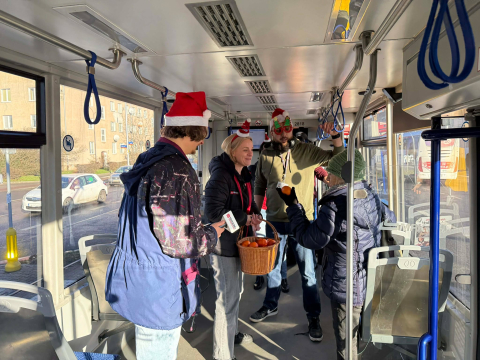 Kazul z Gwiazdami w tramwaju Radia Wrocław! Jechaliśmy z mandarynkami i muzyką "na żywo"  - 2