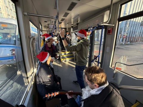 Kazul z Gwiazdami w tramwaju Radia Wrocław! Jechaliśmy z mandarynkami i muzyką "na żywo"  - 3