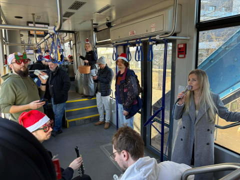 Kazul z Gwiazdami w tramwaju Radia Wrocław! Jechaliśmy z mandarynkami i muzyką "na żywo"  - 5