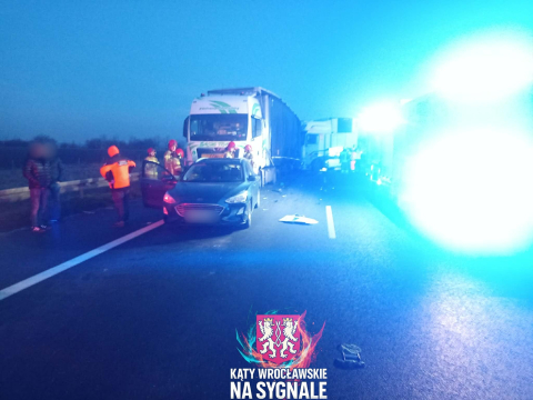 Kolejny dzień z utrudnieniami na A4. Kolizja czterech pojazdów, droga zablokowana - 0