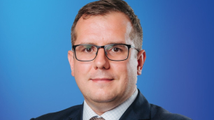 Przemysław Czarnecki wchodzi do ringu. Debiut radnego sejmiku we freakfightach