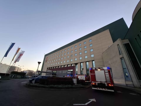 Pożar pokoju w hotelu w centrum Wrocławia. Jedna osoba nie żyje, druga jest w szpitalu [ZDJĘCIA] - 1