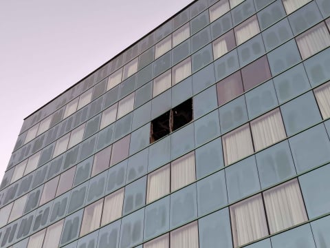 Pożar pokoju w hotelu w centrum Wrocławia. Jedna osoba nie żyje, druga jest w szpitalu [ZDJĘCIA] - 5