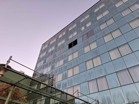 Pożar pokoju w hotelu w centrum Wrocławia. Jedna osoba nie żyje, druga jest w szpitalu [ZDJĘCIA] - 7