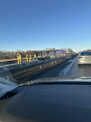 Płomienie i kłęby dymu na autostradzie A4. Spłonął pojazd typu bus, ogromne utrudnienia - 4