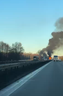 Płomienie i kłęby dymu na autostradzie A4. Spłonął pojazd typu bus, ogromne utrudnienia - 0
