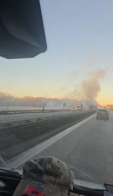 Płomienie i kłęby dymu na autostradzie A4. Spłonął pojazd typu bus, ogromne utrudnienia - 2