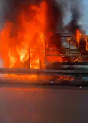 Płomienie i kłęby dymu na autostradzie A4. Spłonął pojazd typu bus, ogromne utrudnienia - 1