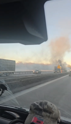 Płomienie i kłęby dymu na autostradzie A4. Spłonął pojazd typu bus, ogromne utrudnienia - 3