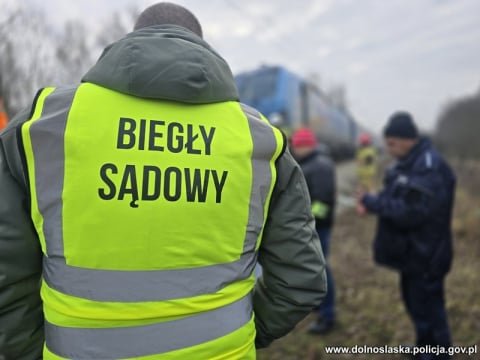 Dwie osoby nie żyją, ogromne utrudnienia na kolei. Pociąg Intercity zderzył się z samochodem - 7