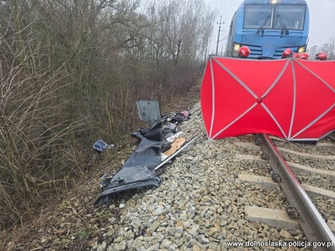 Dwie osoby nie żyją, ogromne utrudnienia na kolei. Pociąg Intercity zderzył się z samochodem - 8
