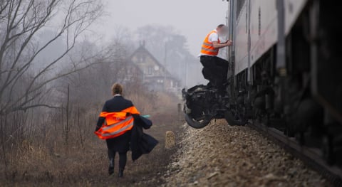 Dwie osoby nie żyją, ogromne utrudnienia na kolei. Pociąg Intercity zderzył się z samochodem - 1