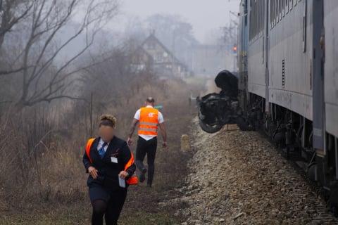 Dwie osoby nie żyją, ogromne utrudnienia na kolei. Pociąg Intercity zderzył się z samochodem - 3