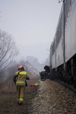 Dwie osoby nie żyją, ogromne utrudnienia na kolei. Pociąg Intercity zderzył się z samochodem - 4