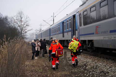 Dwie osoby nie żyją, ogromne utrudnienia na kolei. Pociąg Intercity zderzył się z samochodem - 5