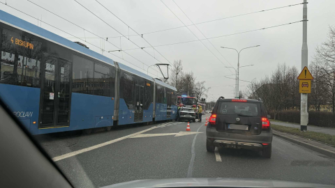 Zderzenie tramwaju i samochodu na Grabiszyńskiej. Duże utrudnienia [ZDJĘCIA] - 0