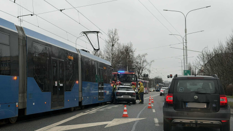 Zderzenie tramwaju i samochodu na Grabiszyńskiej. Duże utrudnienia [ZDJĘCIA] - 1