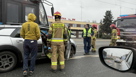 Zderzenie tramwaju i samochodu na Grabiszyńskiej. Duże utrudnienia [ZDJĘCIA] - 2