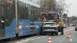 Zderzenie tramwaju i samochodu na Grabiszyńskiej. Duże utrudnienia [ZDJĘCIA]