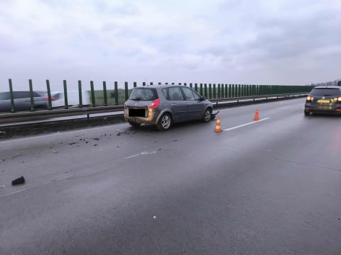Zderzenie czterech pojazdów w kierunku Zgorzelca i zderzenie pięciu w kierunku Wrocławia. Utrudnienia na A4 - 1