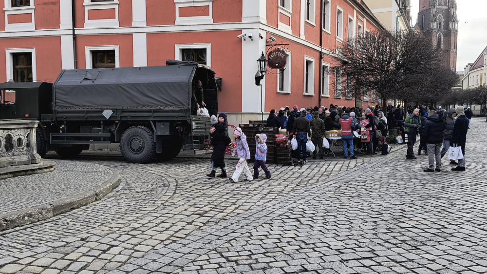 Świąteczna pomoc Caritasu. 500 paczek trafiło do potrzebujących we Wrocławiu - Caritas rozdaje świąteczne paczki. „To czas pokoju i miłości”
