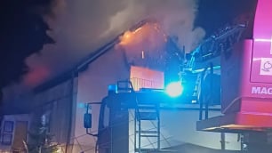 Pożar w powiecie kłodzkim, piętro i poddasze w ogniu. Kilkudziesięciu strażak&oacute;w w akcji