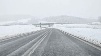 Śliskie drogi i chodniki na Dolnym Śląsku. IMGW wydało ostrzeżenie pierwszego stopnia