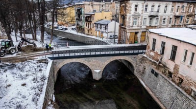 Ślady powodzi wpisane w architekturę. Most w Lądku-Zdroju zn&oacute;w służy mieszkańcom