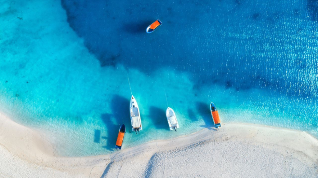 Rafy koralowe, dzika przyroda i rajskie plaże - Zanzibar z pokładu katamaranu - Materiał Sponsora