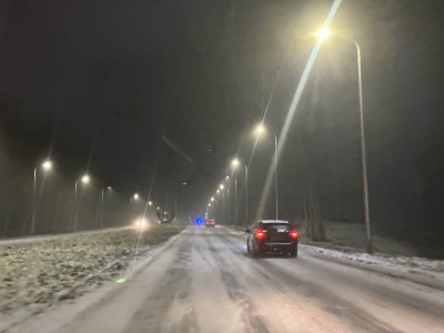 Trudne warunki na drogach Dolnego Śląska. Pada śnieg, są kolizje i utrudnienia - 6