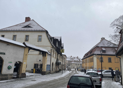 Trudne warunki na drogach Dolnego Śląska. Pada śnieg, są kolizje i utrudnienia - 0
