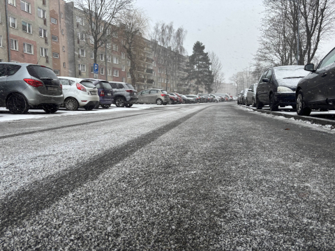 Trudne warunki na drogach Dolnego Śląska. Pada śnieg, są kolizje i utrudnienia - 1