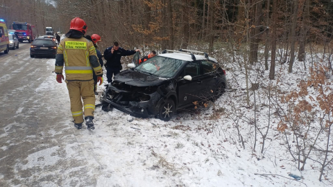 Trudne warunki na drogach Dolnego Śląska. Pada śnieg, są kolizje i utrudnienia - 2