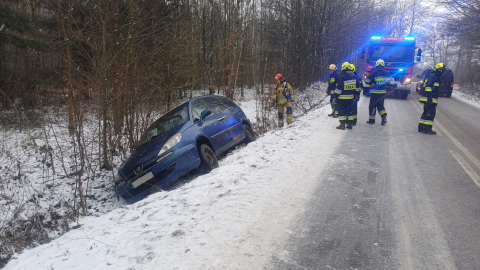Trudne warunki na drogach Dolnego Śląska. Pada śnieg, są kolizje i utrudnienia - 3