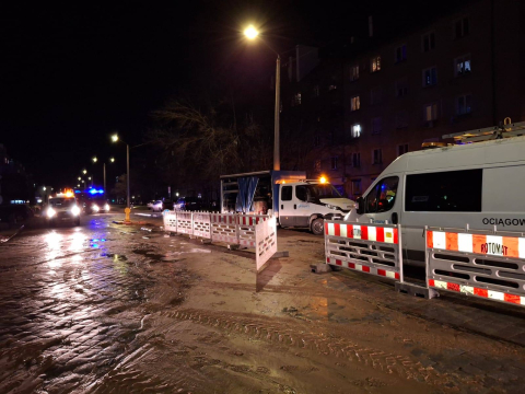 Wrocław: Ulica Gajowicka pod wodą! "Poważna awaria magistrali wodociągowej" - 1