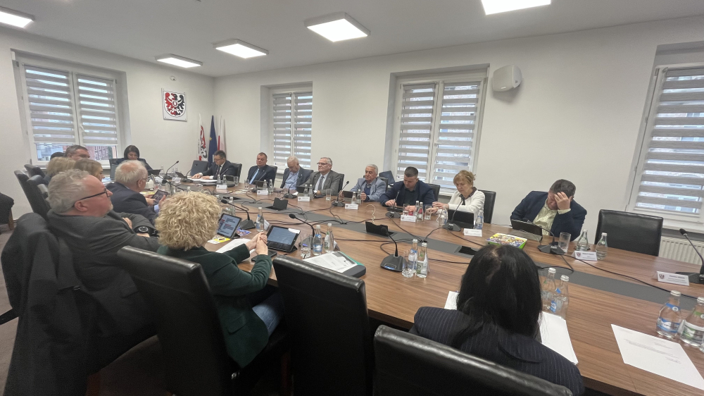55 mln na drogę Karpacz - Szklarska Poręba. Powiat karkonoski przyjął budżet, jest spory deficyt - W przyszłym roku do budżetu powiatu karkonoskiego ma wpłynąć dodatkowo 10 milionów złotych z Urzędu Marszałkowskiego.