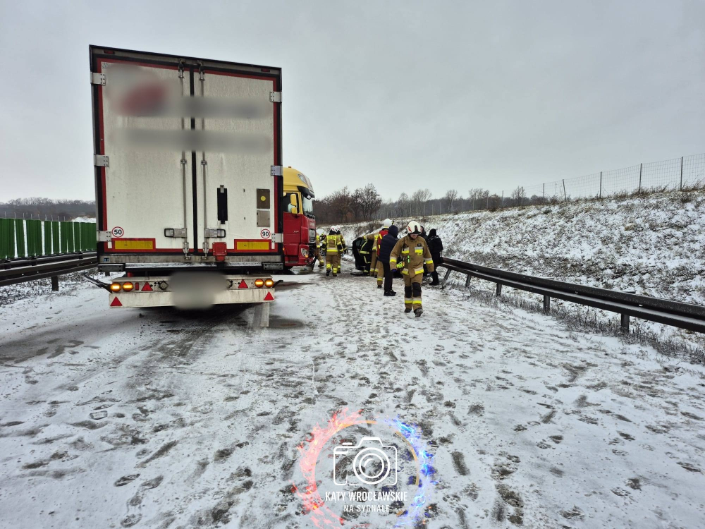 Śnieg zasypuje drogi na Dolnym Śląsku. Karambol na autostradzie A4, trasa była zablokowana