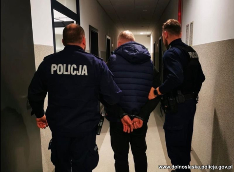 41-latek pod wpływem uciekał przed policją. Samochód był kradziony, w tle broń i narkotyki - 0