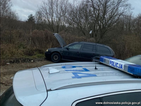 41-latek pod wpływem uciekał przed policją. Samochód był kradziony, w tle broń i narkotyki - 1