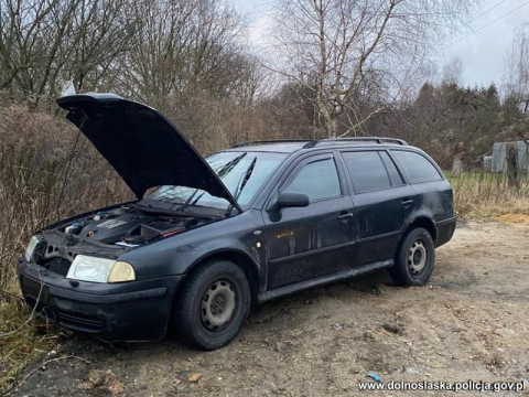 41-latek pod wpływem uciekał przed policją. Samochód był kradziony, w tle broń i narkotyki - 2