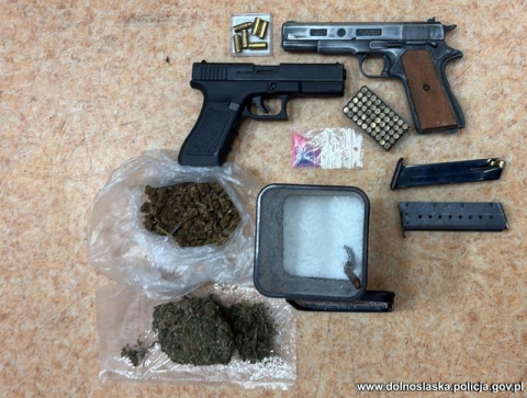 41-latek pod wpływem uciekał przed policją. Samochód był kradziony, w tle broń i narkotyki - 3