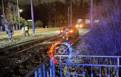 To samo miejsce, ten sam dzień. Dwa samochody zawisnęły na torowisku