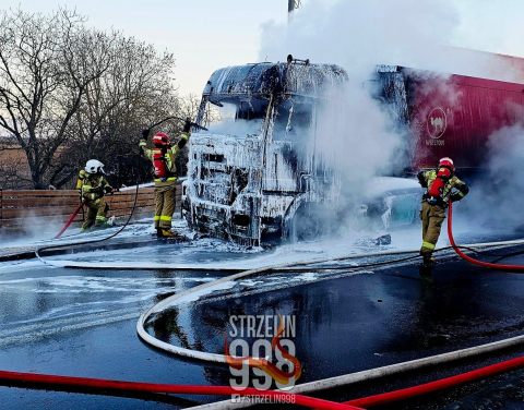 Kabina ciężarówki w płomieniach. Pożar na DK 39 w Karczynie - 2