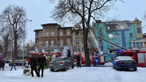 Pożar w kamienicy w centrum Jeleniej Góry. Ogniem zajęły się śmieci leżące obok pieca - 0