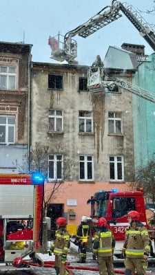 Pożar w kamienicy w centrum Jeleniej Góry. Ogniem zajęły się śmieci leżące obok pieca - 1